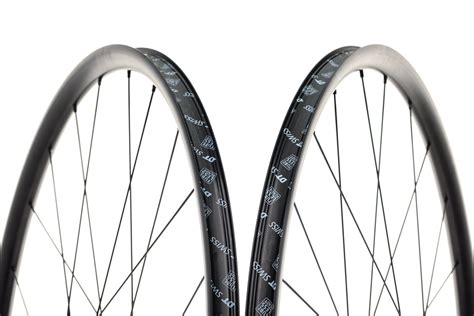 The 35mm-deep carbon rim is indeed stable and suitable for all weather conditions, the wheels are optimised for wide (by road bike standards) tyres (28mm) and are, of course, tubeless. . Dt swiss endurance ln
